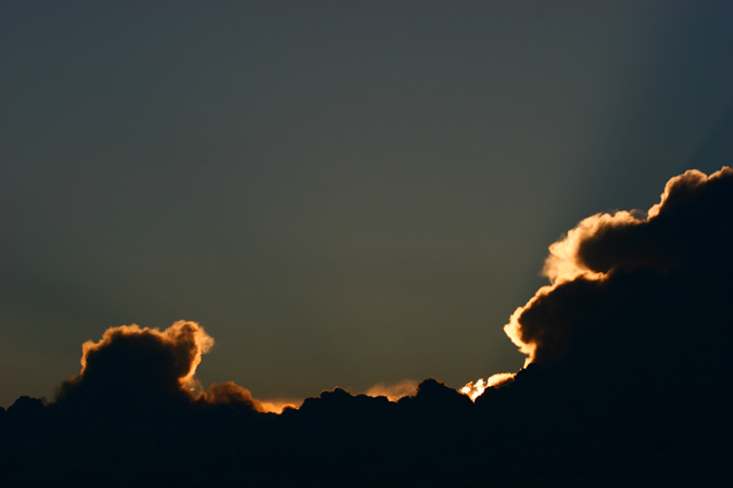 Solnedgång i skydd av molnen